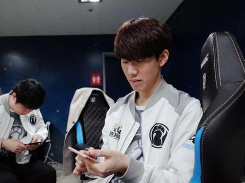 LPL 主持人席冉分享了2014 MSI决赛采访归还图片：再见成都，再见2025年的MSI